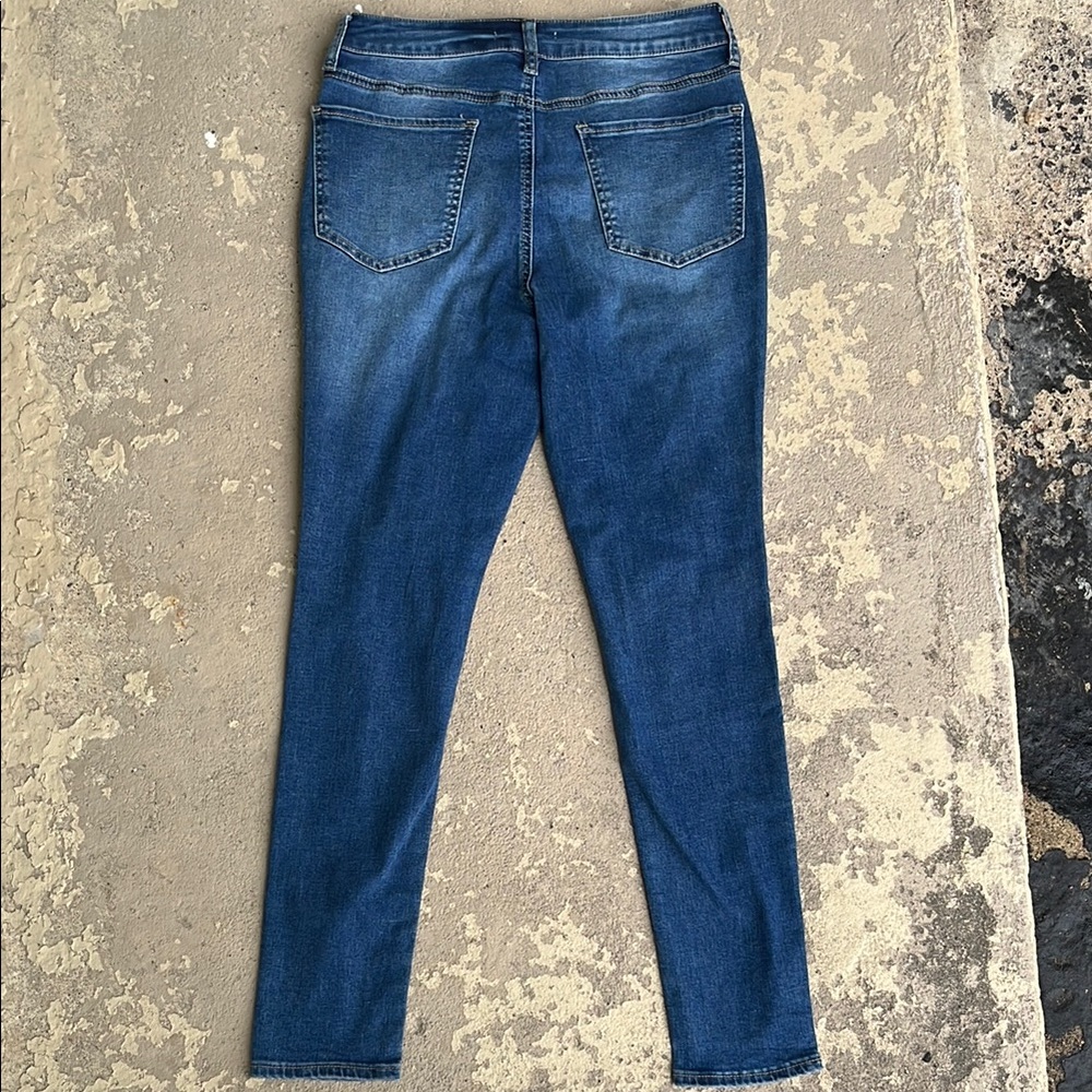 New SO super high-rise ultimate jegging with Modern Distressing - Picture 10 of 16